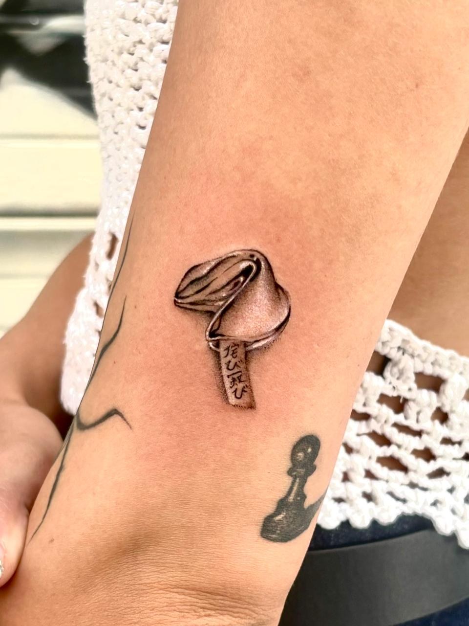 Prăjitură cu răvaș pe braț, micro realism, Denissa, guest artist Ace Tattoo București