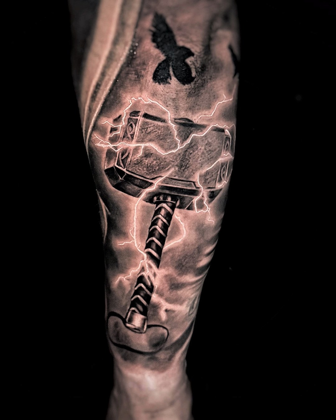 Ciocanul lui Thor cu fulgere pe antebraț, realism black and grey, Gustavo Megon, guest artist Ace Tattoo București