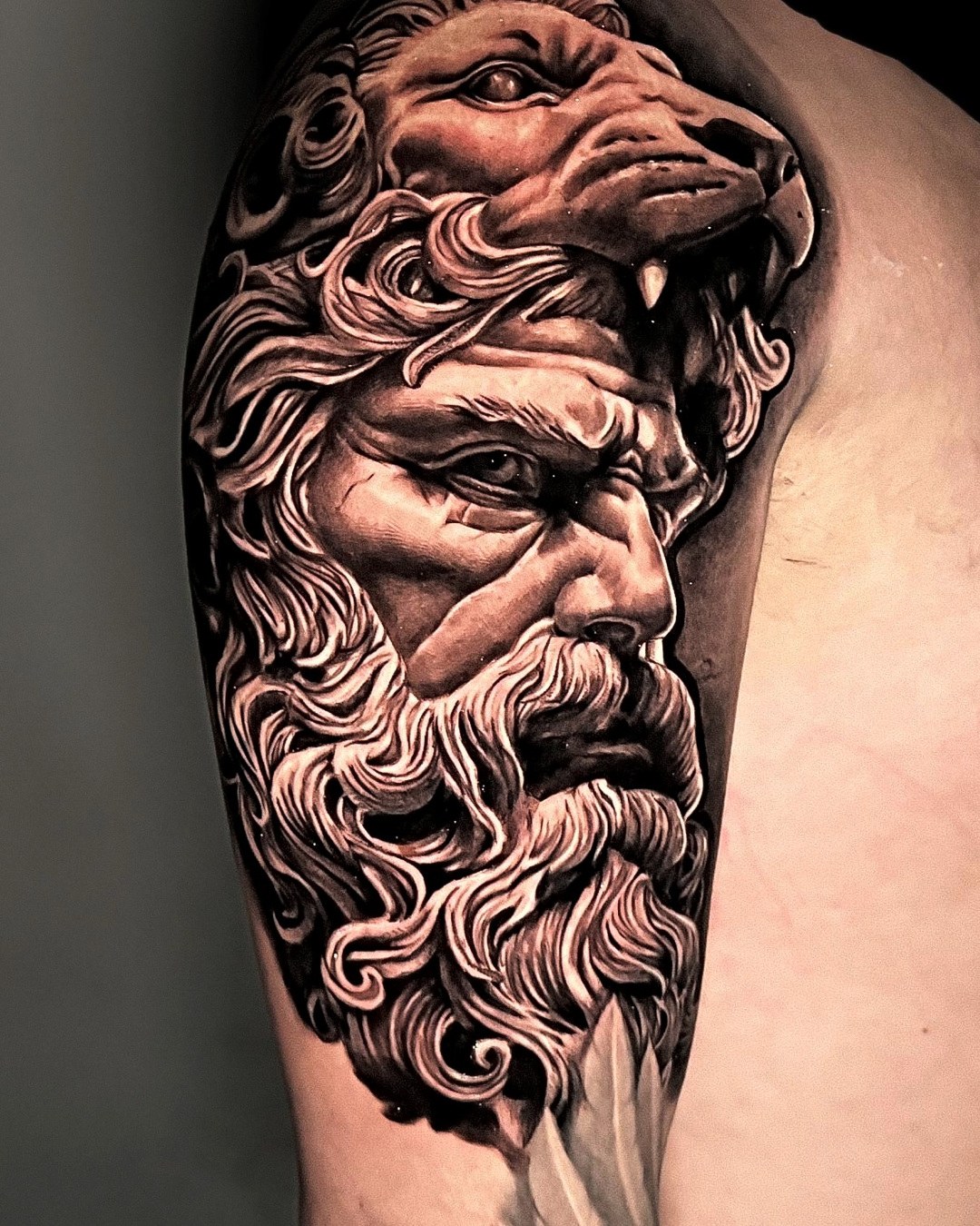 Hercule cu blana de leu pe umăr, realism black and grey, Gustavo Megon, guest artist Ace Tattoo București