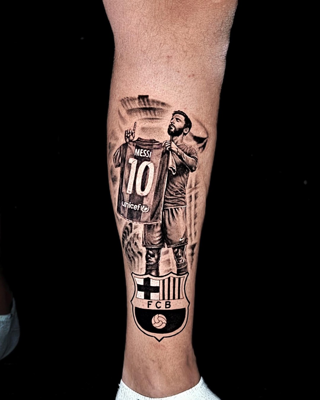 Messi și stema Barcelonei pe gambă, realism black and grey, Gustavo Megon, guest artist Ace Tattoo București