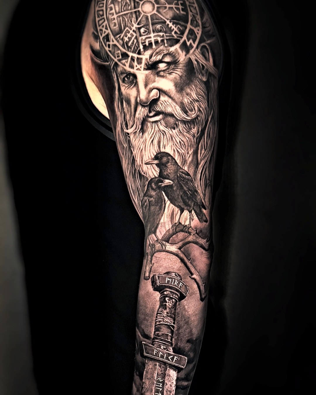 Odin cu corb, sleeve în realism black and grey, Gustavo Megon, guest artist Ace Tattoo București