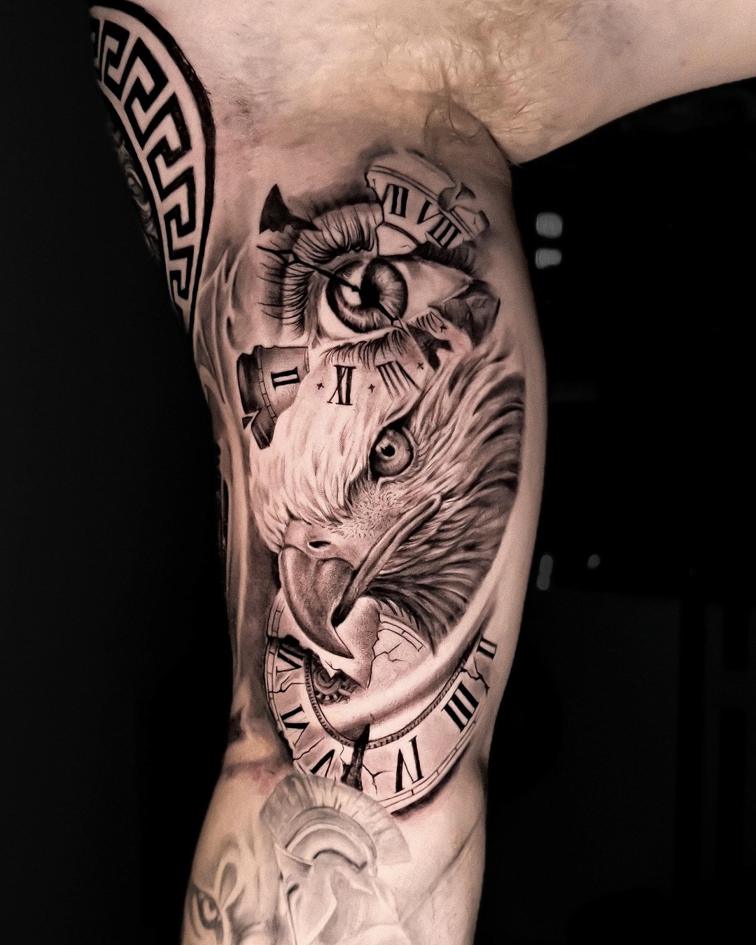 Vultur, ochi și ceas pe braț, realism black and grey, Gustavo Megon, guest artist Ace Tattoo București