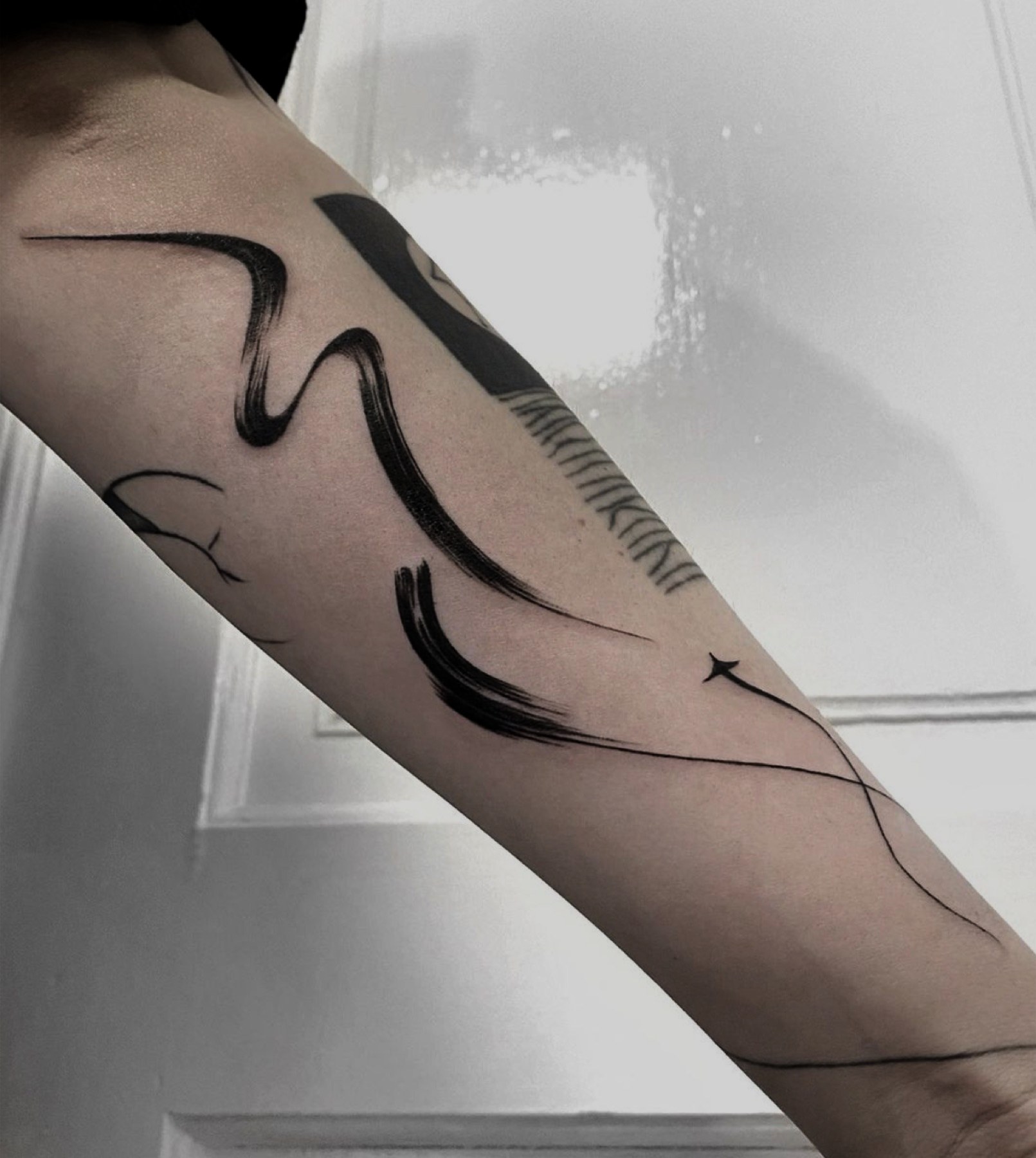 Tatuaj abstract realizat de Rox la Ace Tattoo Bucuresti