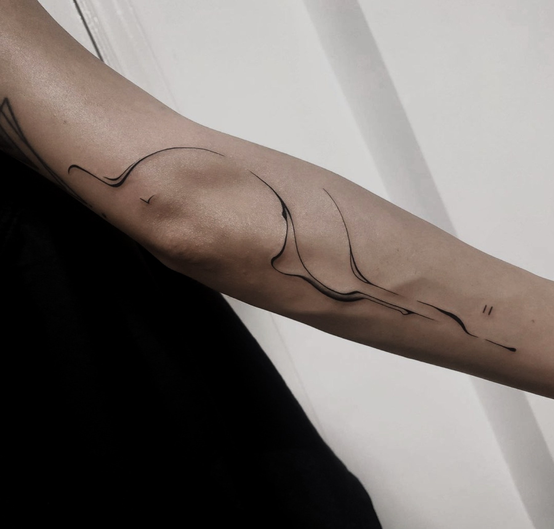 Tatuaj abstract realizat de Rox la Ace Tattoo Bucuresti