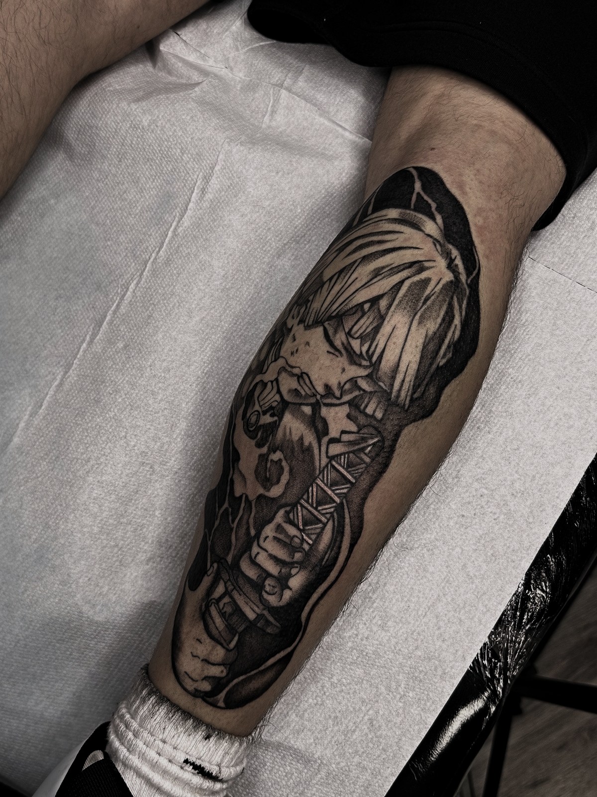 Tatuaj anime Demon Slayer cu Zenitsu și katana pe gambă, black and grey, Ace Tattoo București