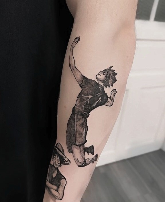Tatuaj Haikyuu!! cu Hinata la atac și Luffy din One Piece pe același braț, Ace Tattoo București