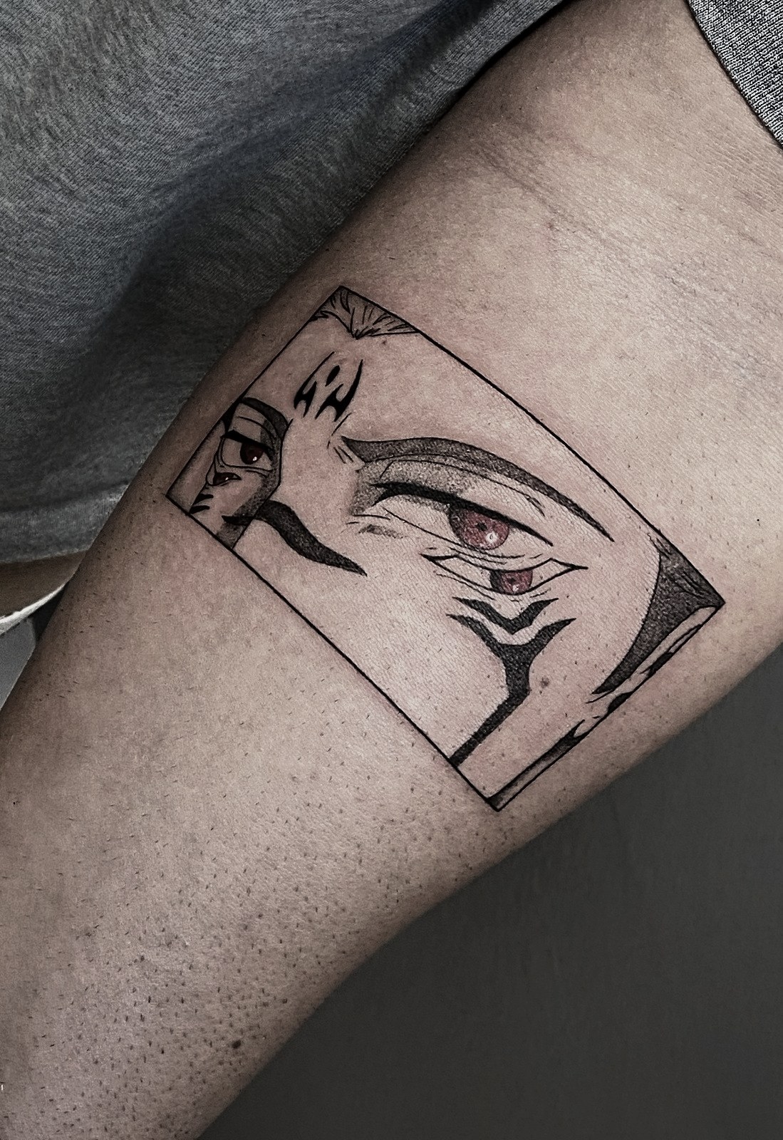 Tatuaj Jujutsu Kaisen cu ochii lui Sukuna în panou manga, ochi roșii, Ace Tattoo București