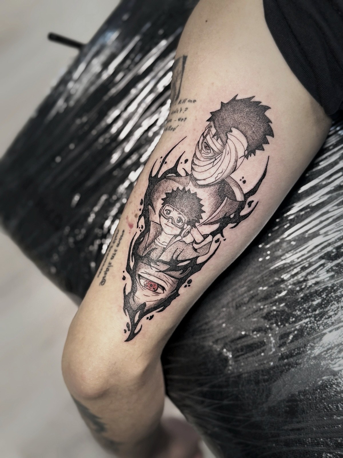 Tatuaj Naruto cu Obito Uchiha copil și adult, Sharingan, pe braț, linework, Ace Tattoo București
