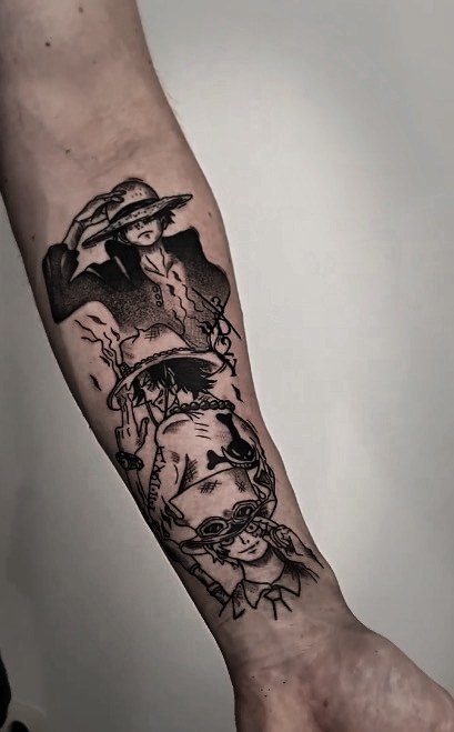 Tatuaj One Piece, compoziție cu Luffy pe antebraț, linework negru, Ace Tattoo București