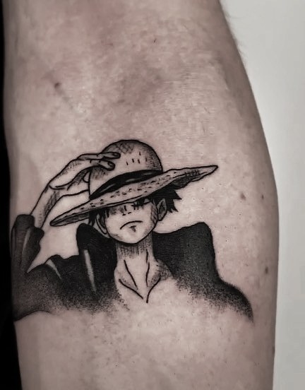 Tatuaj One Piece cu Luffy cu pălăria de paie, pe braț, Ace Tattoo București