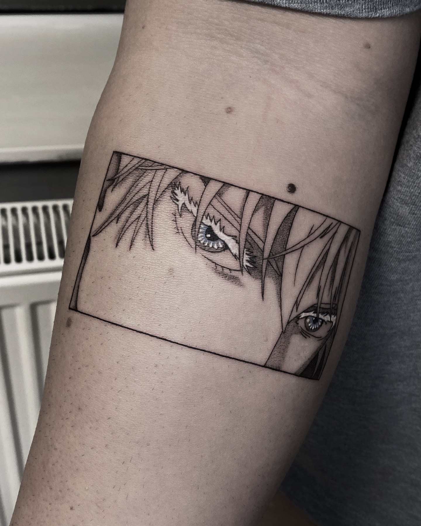 Ochi anime albaștri în panou manga, tatuaj fine line de Andreea la Ace Tattoo București