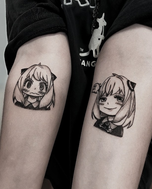 Tatuaj Spy x Family cu Anya Forger chibi, pereche pe coapse, Ace Tattoo București