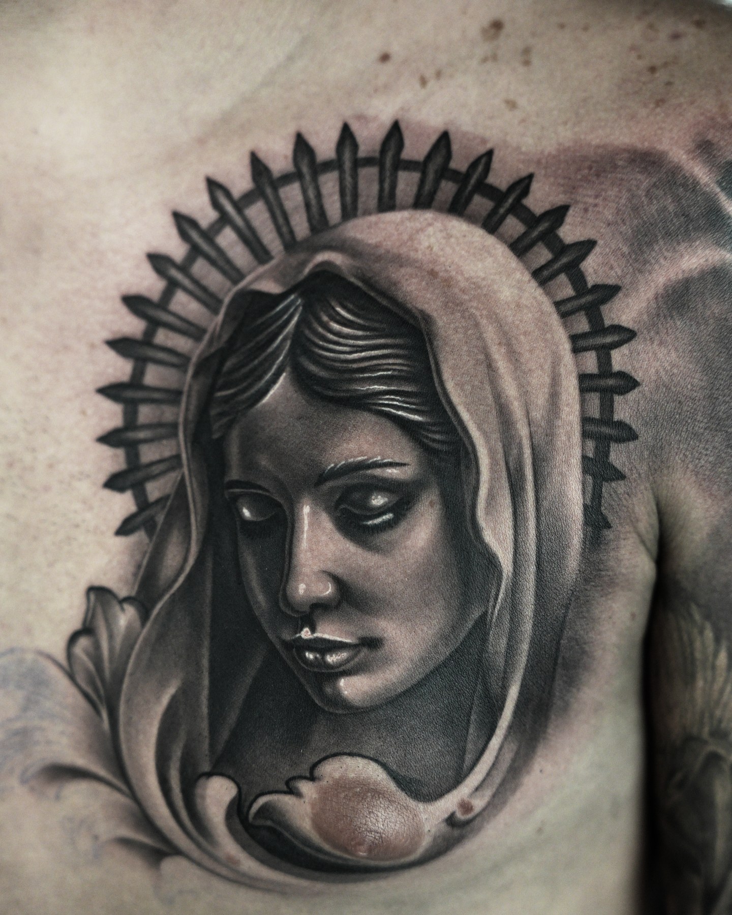 Madonă cu aureolă, portret realist, tatuaj black and grey de Vlad Shulea la Ace Tattoo București