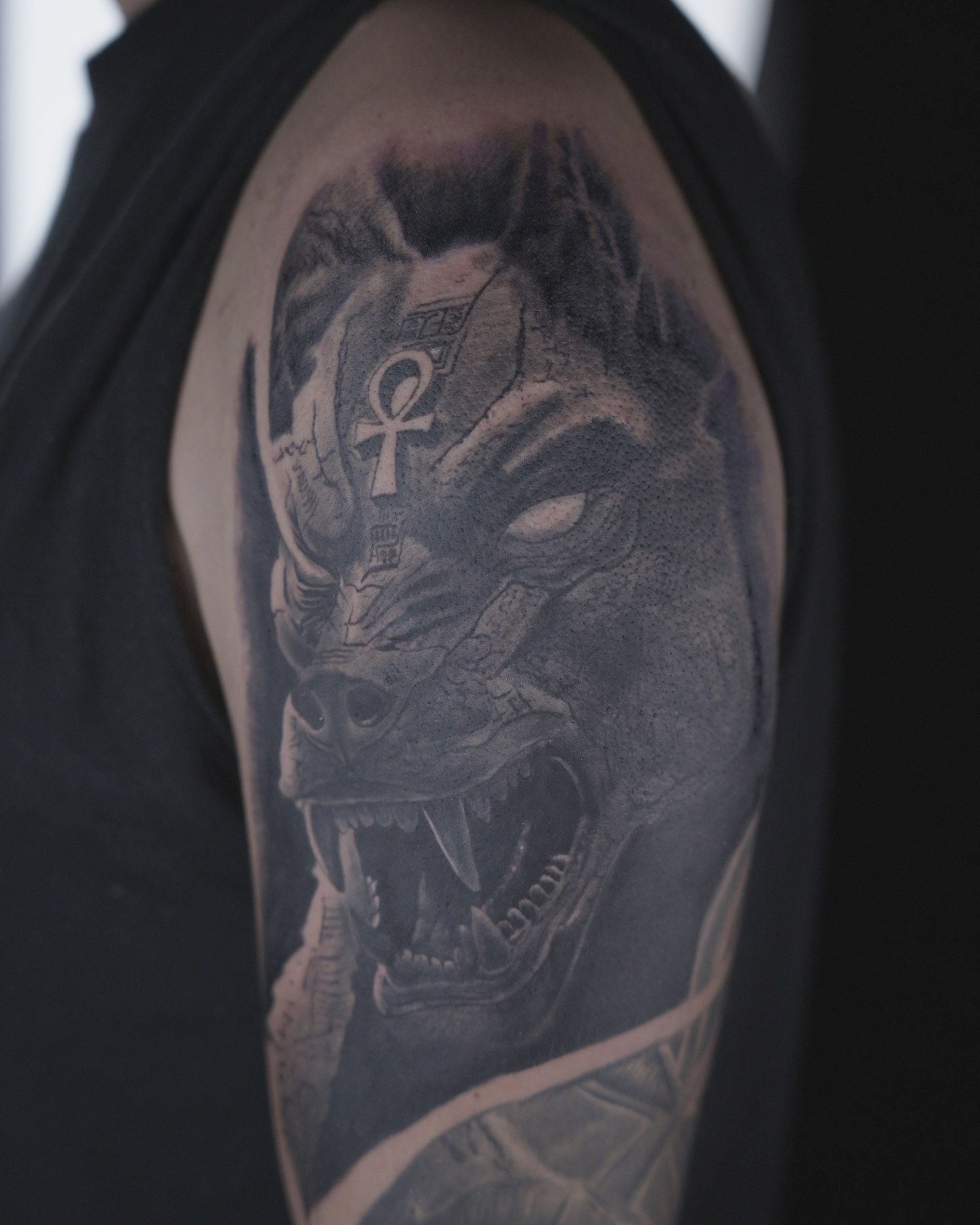 Tatuaj black & grey realizat de Șonti la Ace Tattoo București