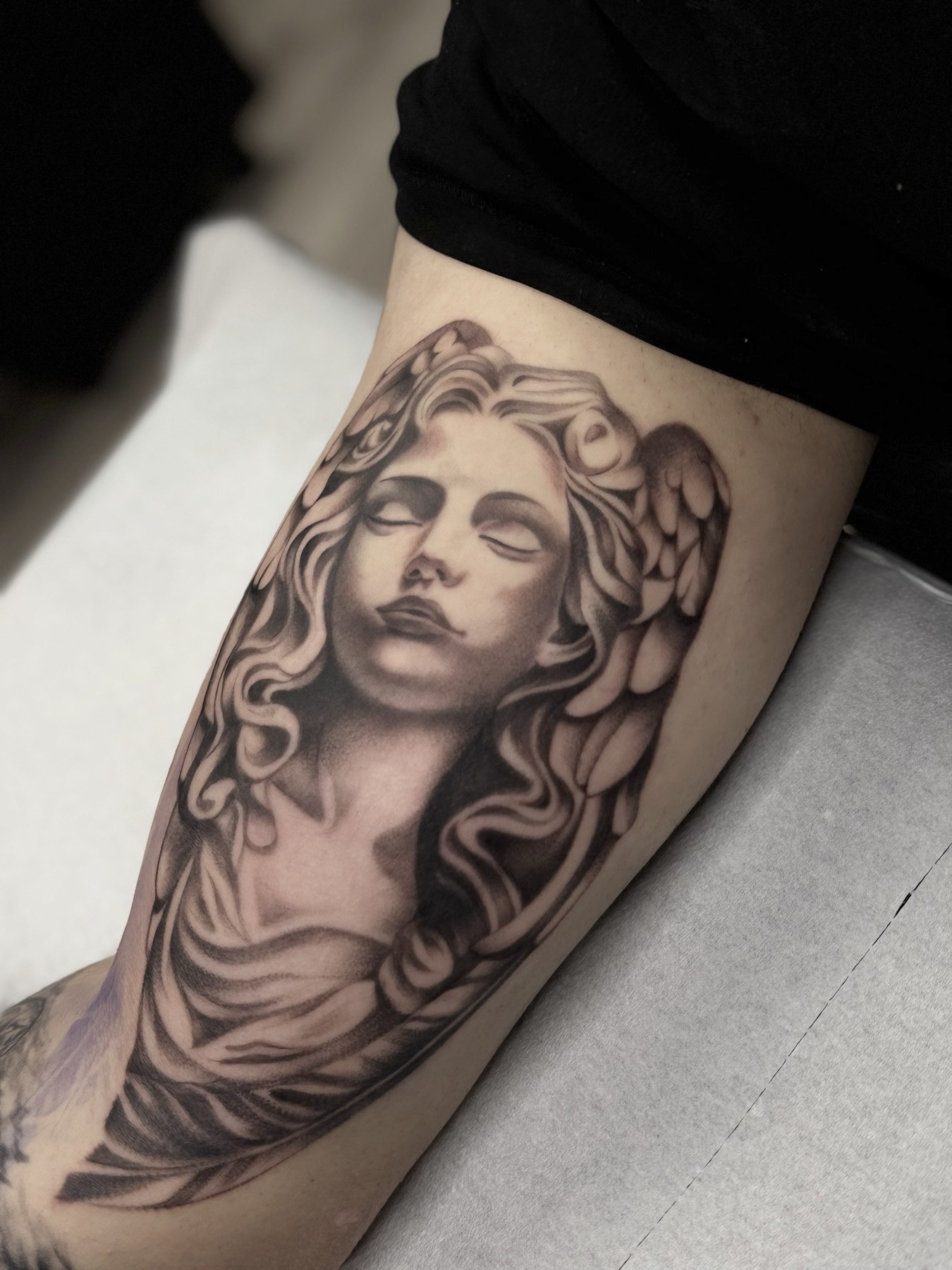 Înger cu aripi, portret femeie, tatuaj black and grey de Andreea la Ace Tattoo București