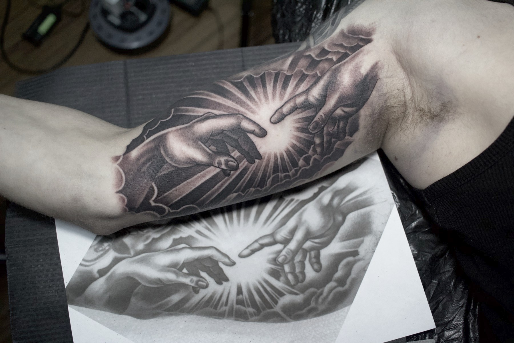 Tatuaj realist cu mâinile din Crearea lui Adam pe antebraț, black and grey, Vlad Shulea, Ace Tattoo București