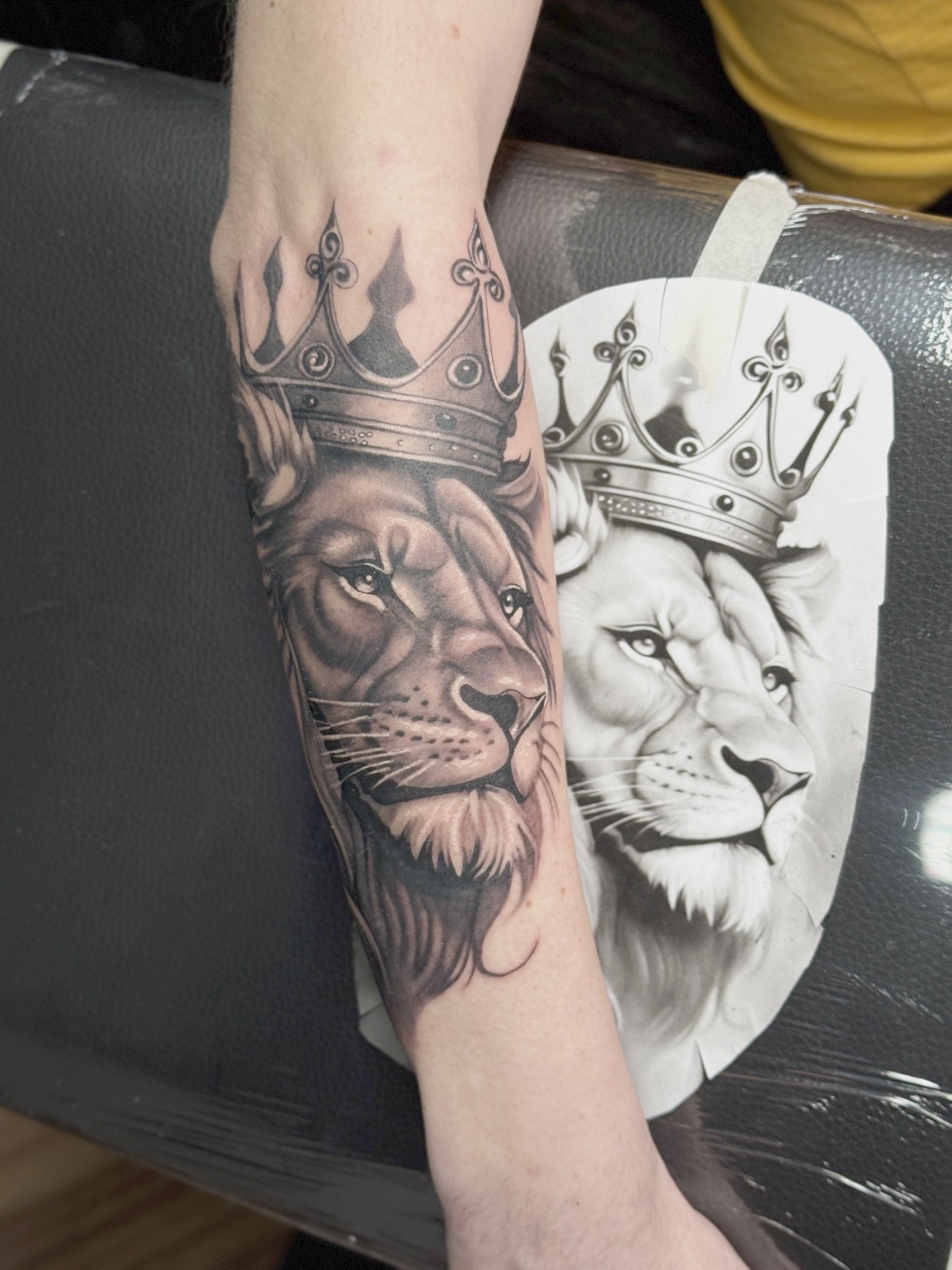 Tatuaj realist cu leu încoronat pe antebraț, black and grey, Vlad Shulea, Ace Tattoo București