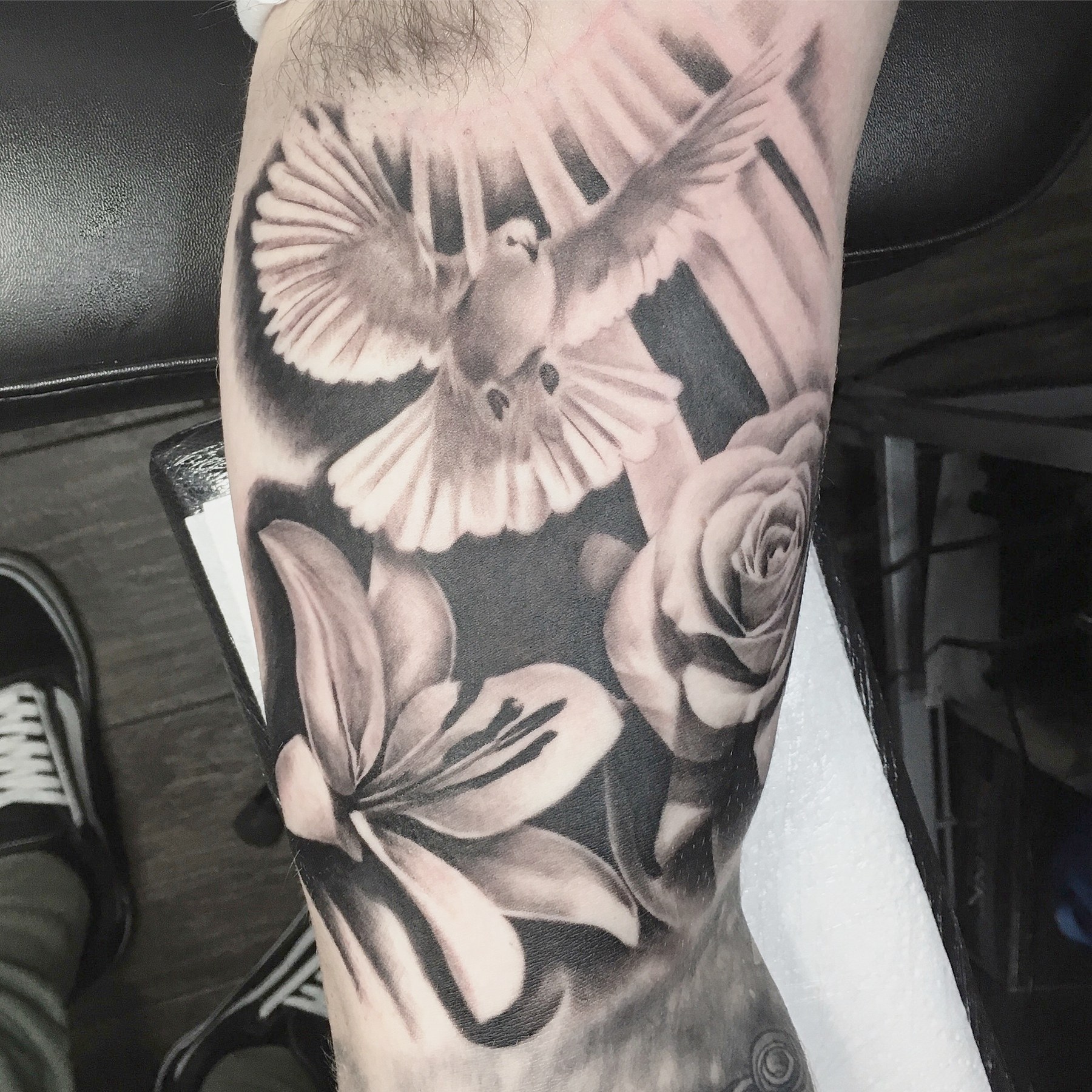 Tatuaj realist cu porumbel și flori pe antebraț, black and grey, Vlad Shulea, Ace Tattoo București
