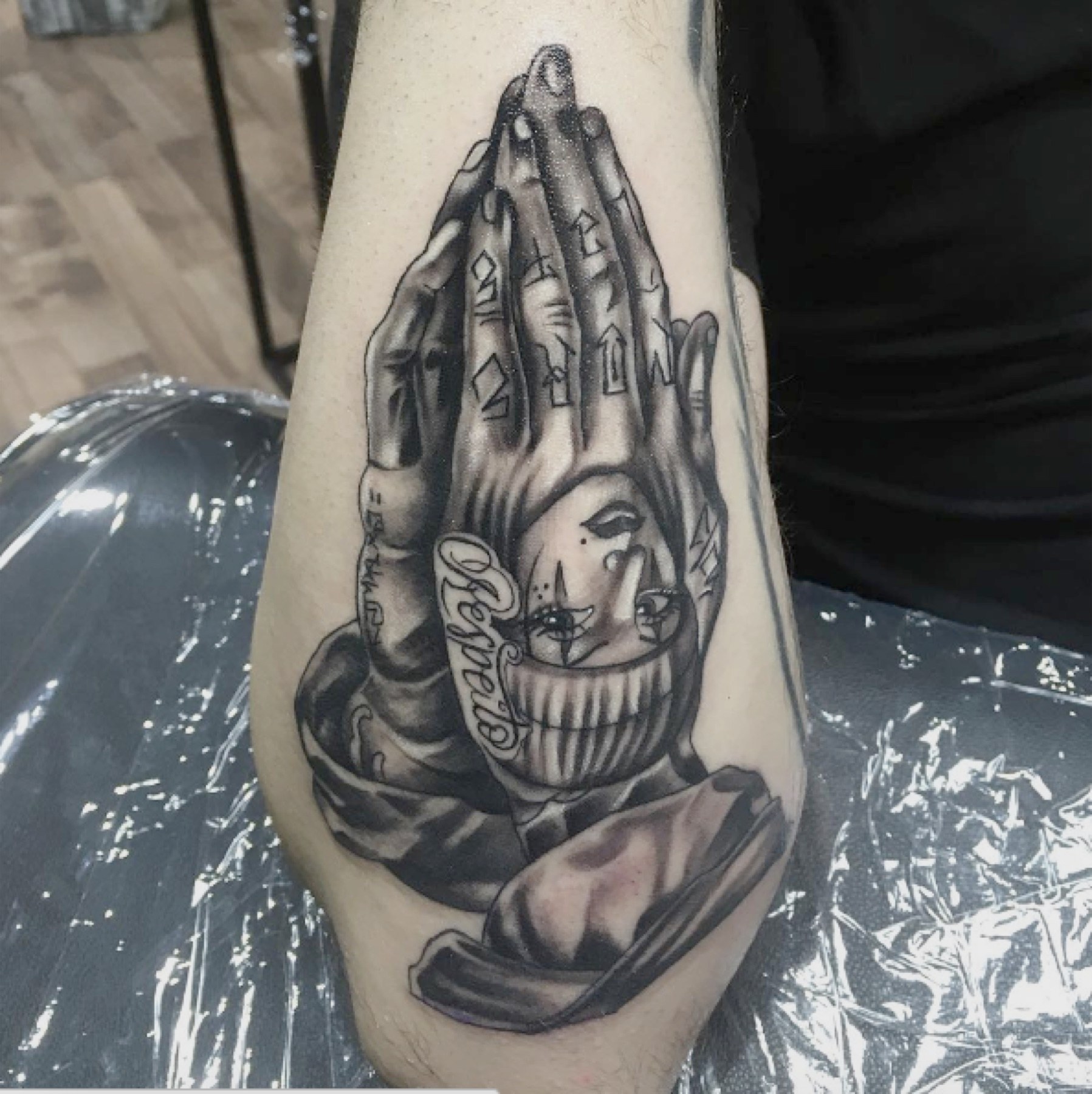 Tatuaj realist cu mâini rugându-se și rozariu pe antebraț, black and grey, Vlad Shulea, Ace Tattoo București
