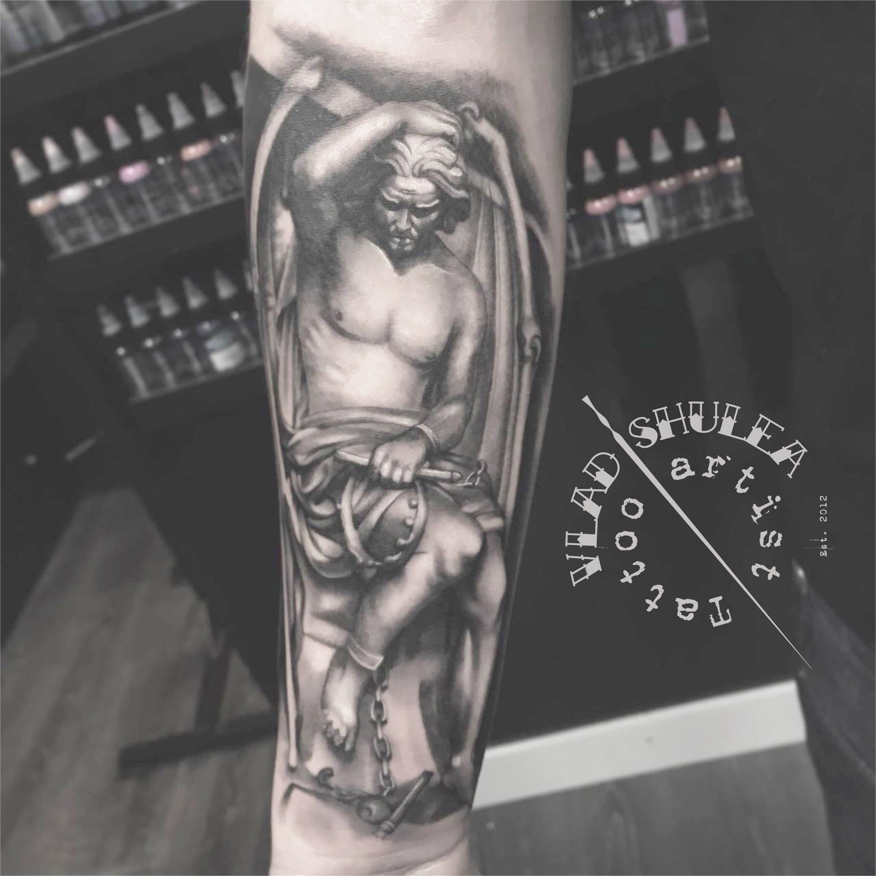 Tatuaj realist cu statuie clasică pe braț, black and grey, Vlad Shulea, Ace Tattoo București