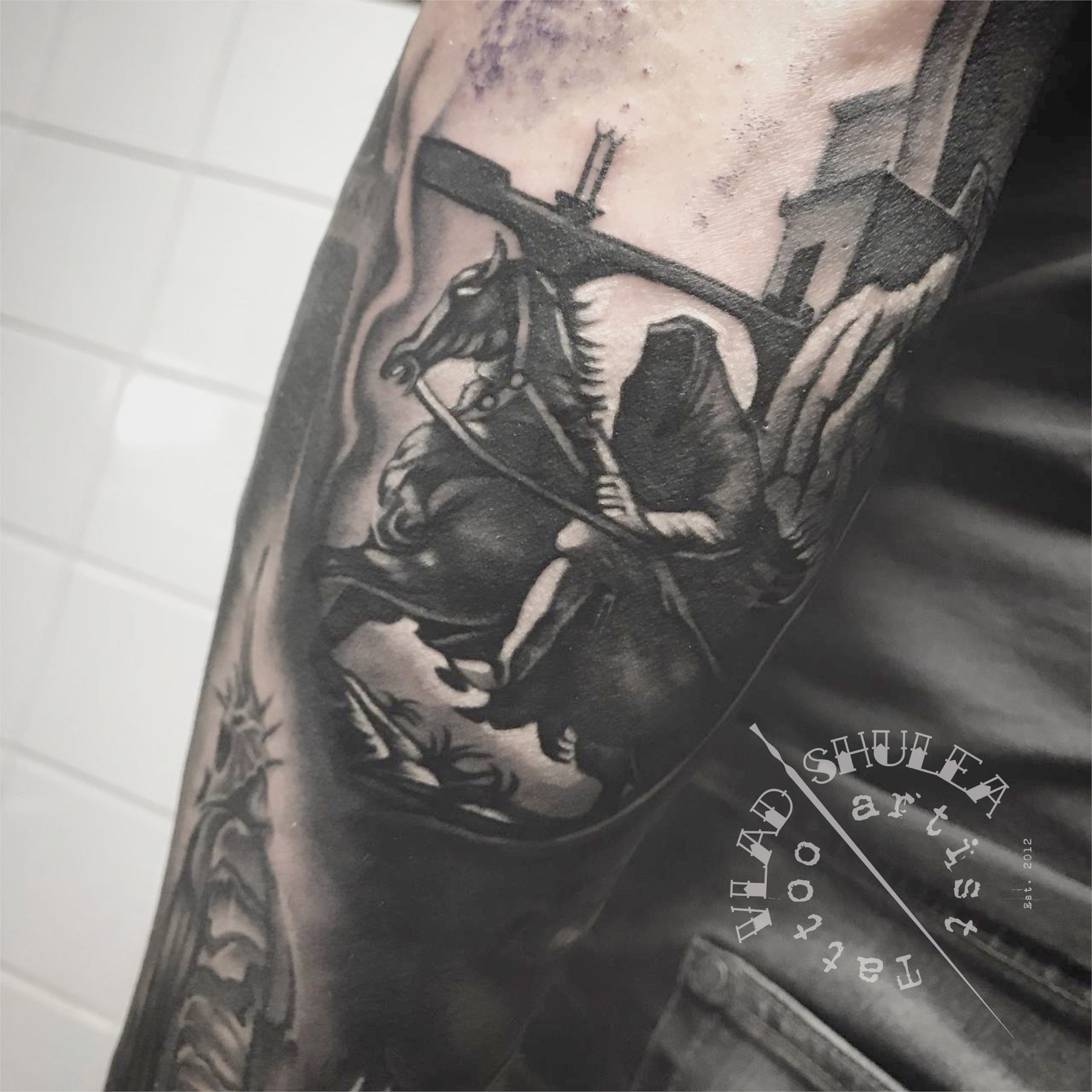 Tatuaj tatuaje black & grey realizat de Vlad Shulea la Ace Tattoo Bucuresti