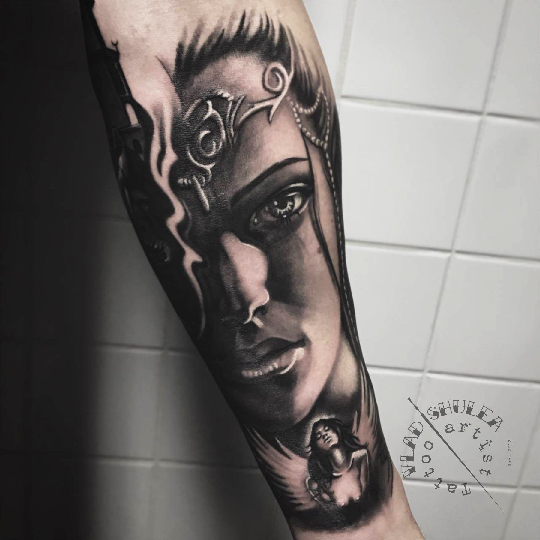 Portret realist de femeie pe antebraț, black and grey, Vlad Shulea, Ace Tattoo București