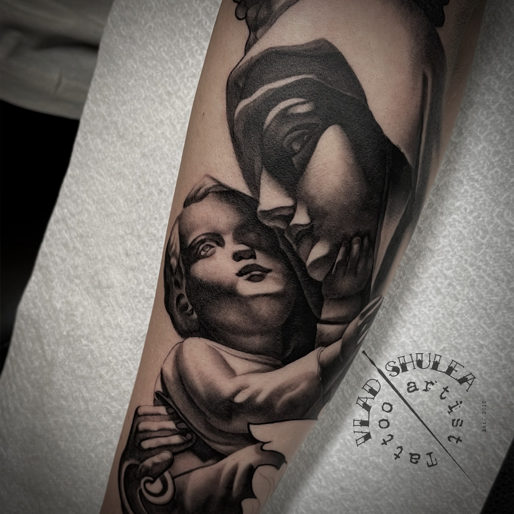 Fecioara Maria cu pruncul, portret realist pe antebraț, black and grey, Vlad Shulea, Ace Tattoo București