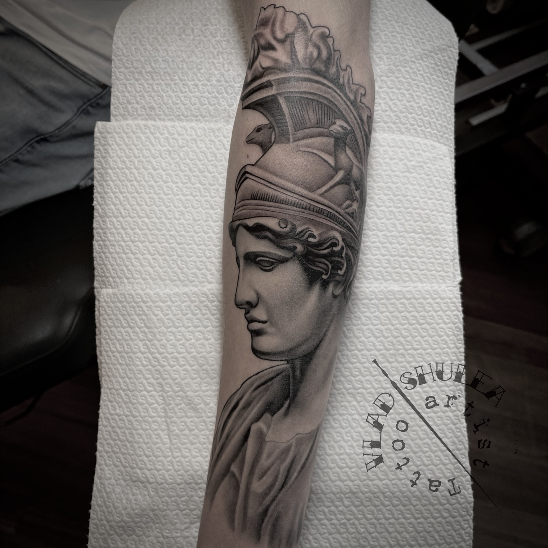 Tatuaj realist cu cap de statuie clasică pe antebraț, black and grey, Vlad Shulea, Ace Tattoo București