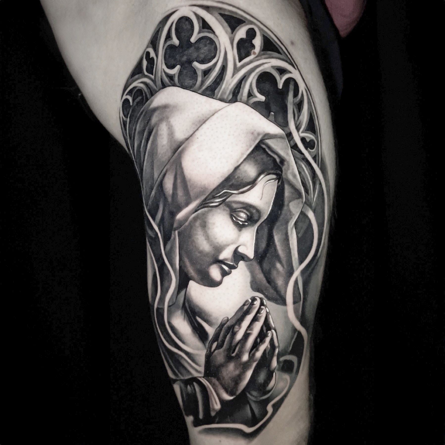 Fecioara Maria rugându-se, ferestră gotică, tatuaj black and grey de Vlad Shulea la Ace Tattoo București