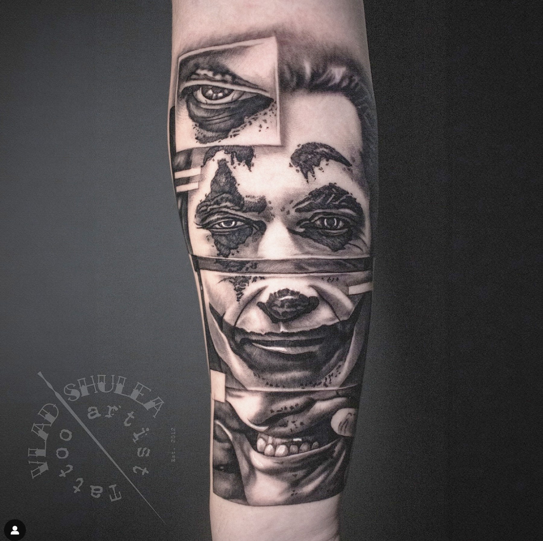Portret Joker fragmentat în patru cadre, tatuaj black and grey de Vlad Shulea la Ace Tattoo București