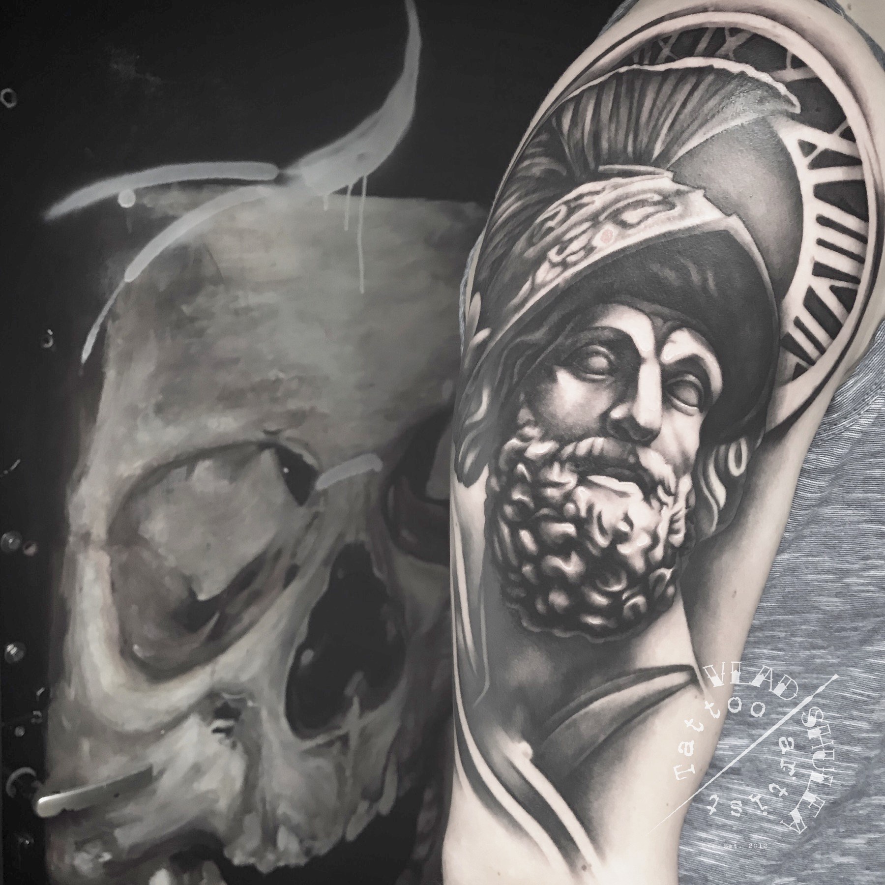 Statuie bărbos cu coif grecesc, ceas, tatuaj black and grey de Vlad Shulea la Ace Tattoo București