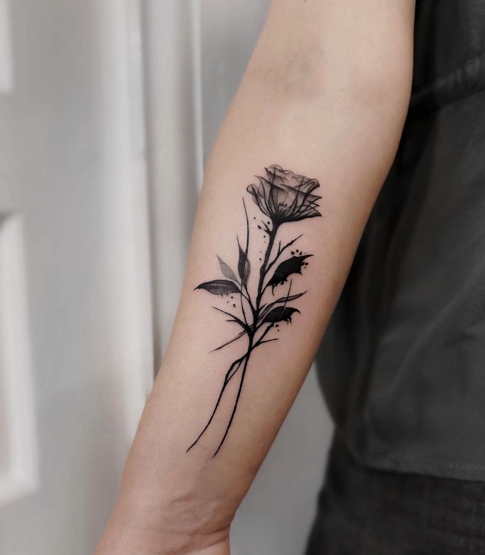 Tatuaj fine line cu trandafir pe antebraț, Andreea, Ace Tattoo București