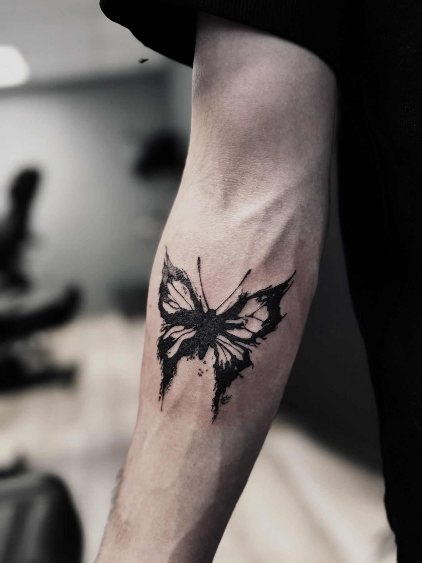Fluture cu stropi de cerneală, tatuaj blackwork de Andreea la Ace Tattoo București