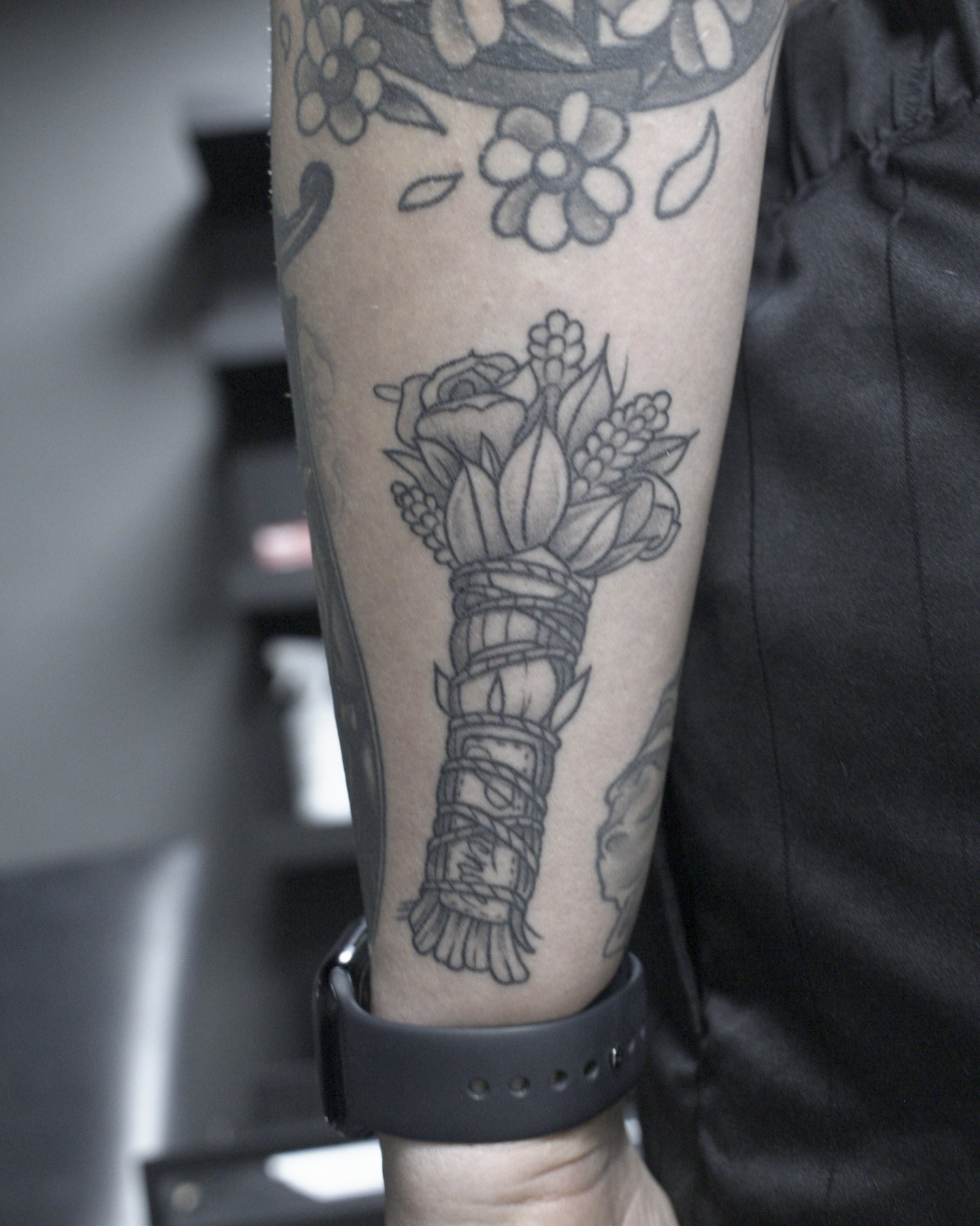 Tatuaj blackwork realizat de Vlad Shulea la Ace Tattoo București