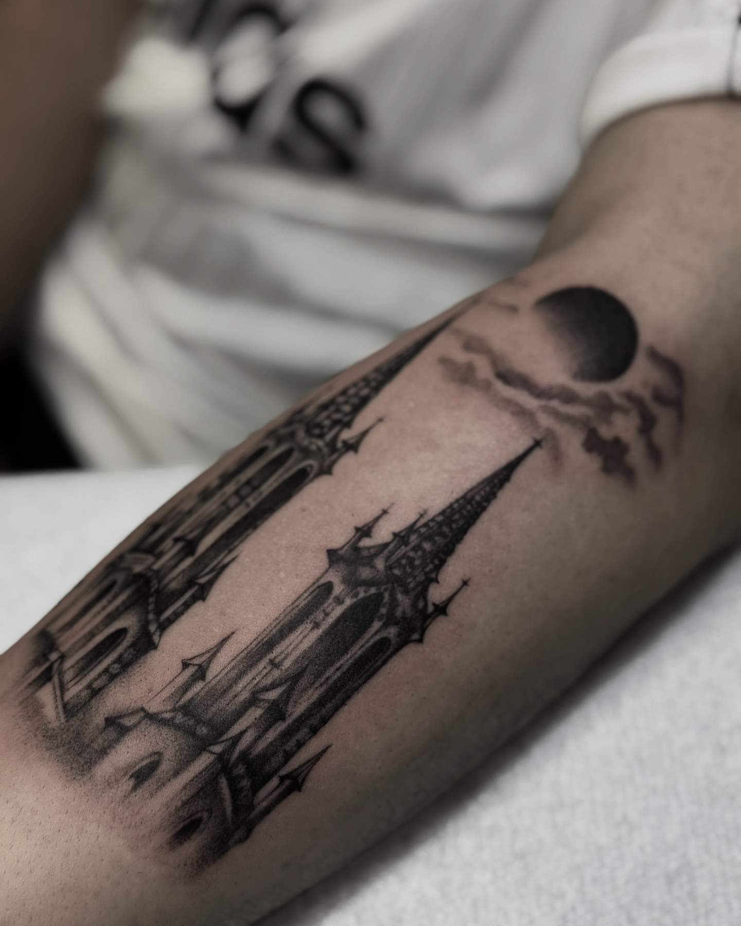 Castel gotic cu lună, tatuaj black and grey de Andreea la Ace Tattoo București