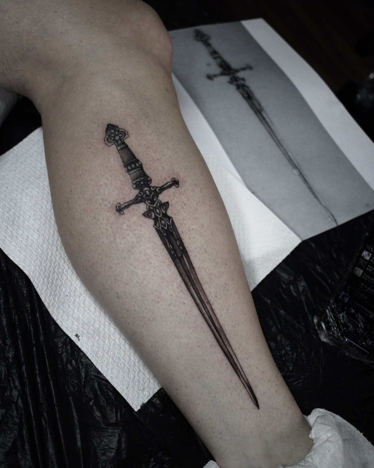 Pumnal ornamentat cu lamă roșiatică, tatuaj black and grey de Vlad Shulea la Ace Tattoo București