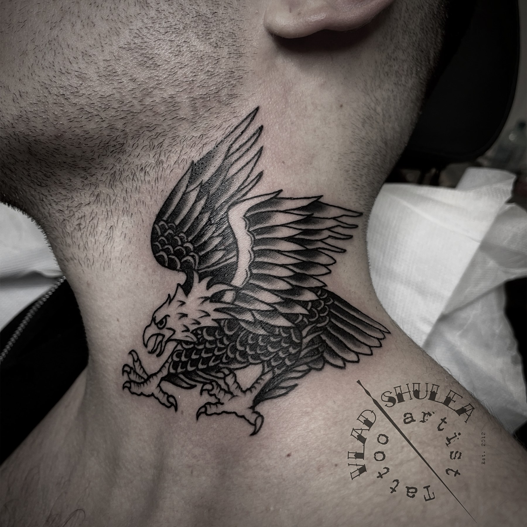 Vultur pe gât, tatuaj black and grey de Vlad Shulea la Ace Tattoo București