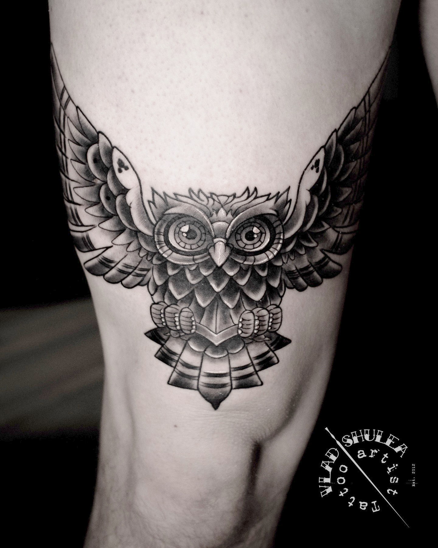 Bufniță cu aripi întinse, deasupra genunchiului, tatuaj blackwork de Vlad Shulea la Ace Tattoo București