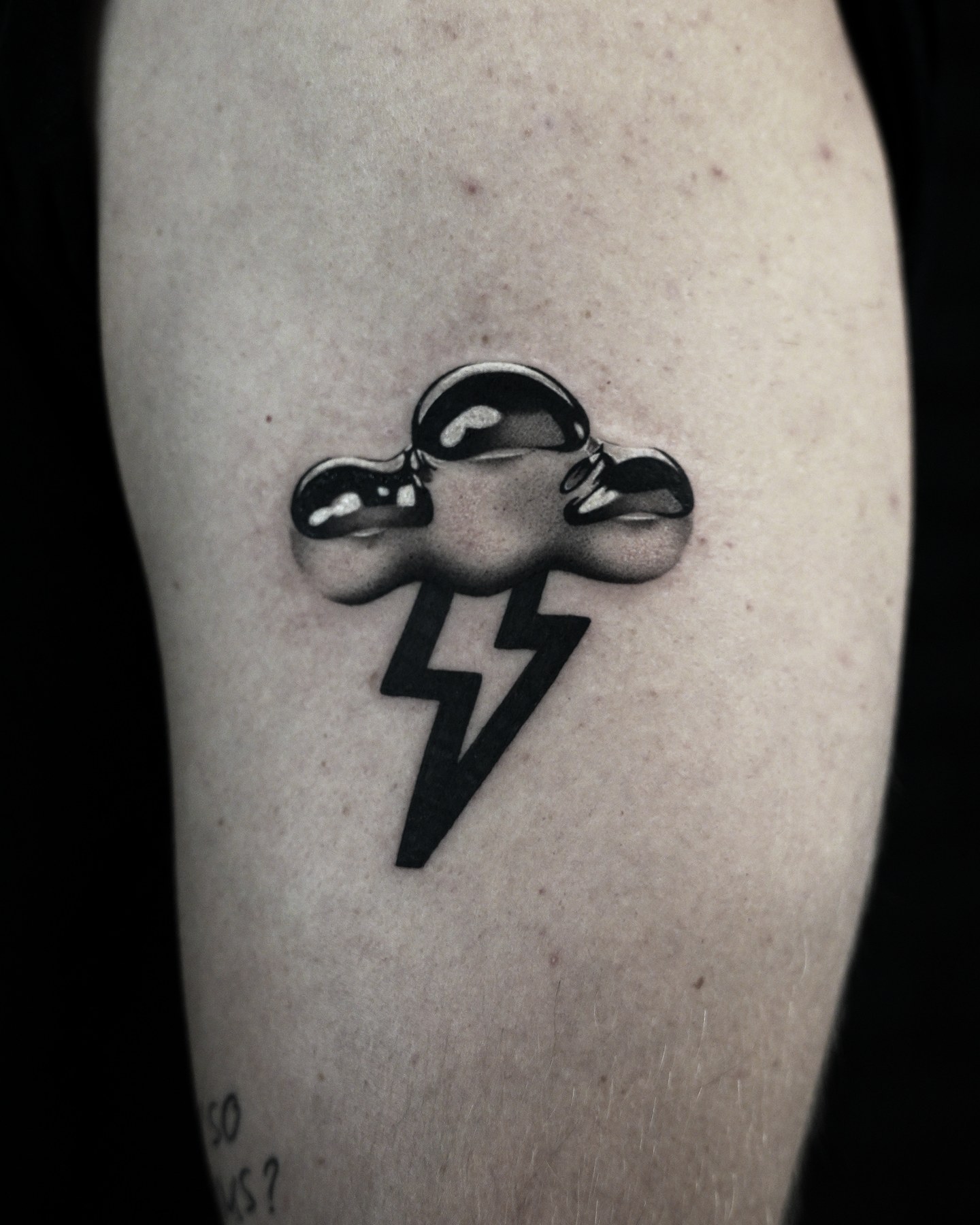Nor cromat cu fulger negru, tatuaj blackwork de Rox la Ace Tattoo București