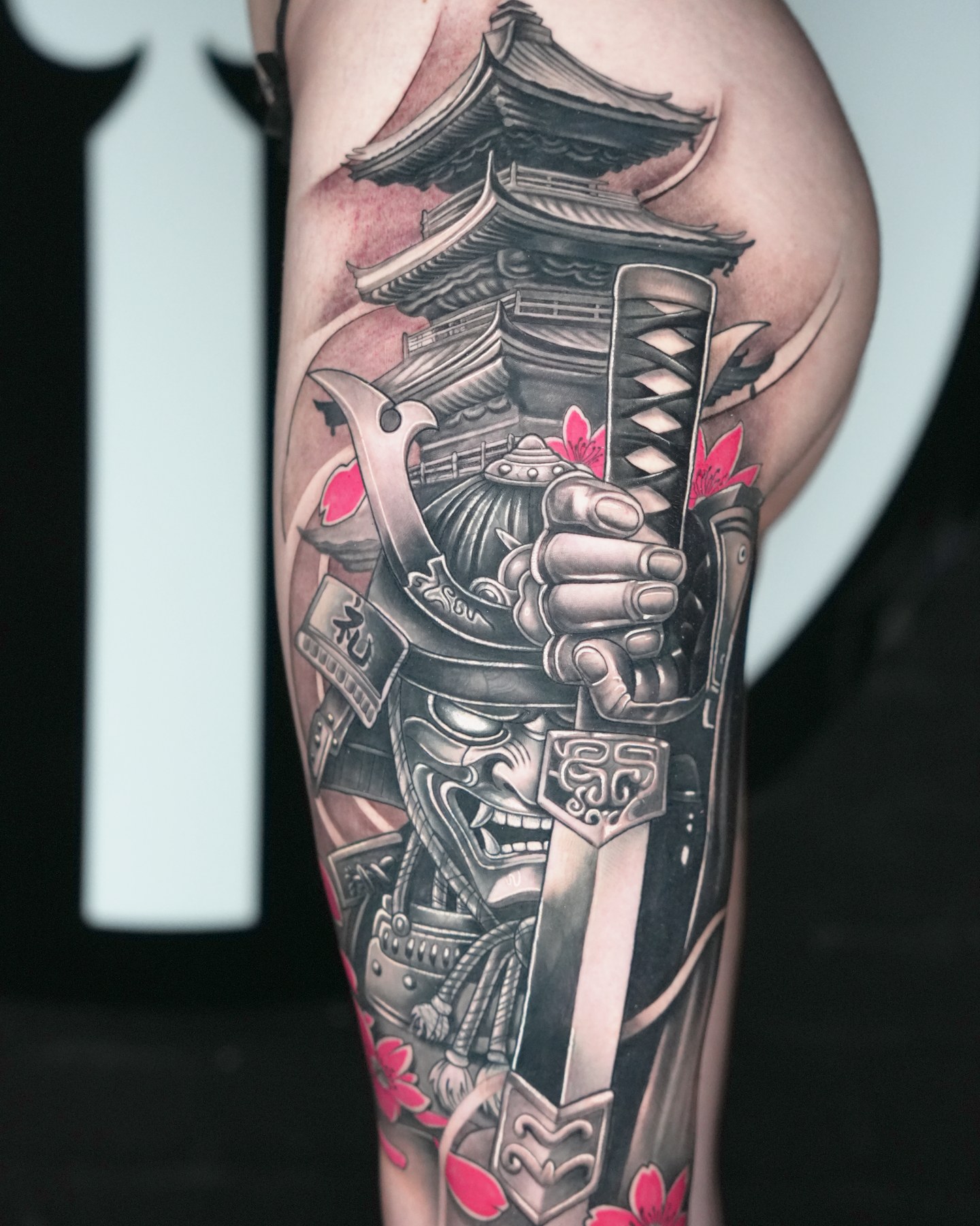 Samurai cu mască hannya, pagodă și flori de cireș, tatuaj japonez de Vlad Shulea la Ace Tattoo București