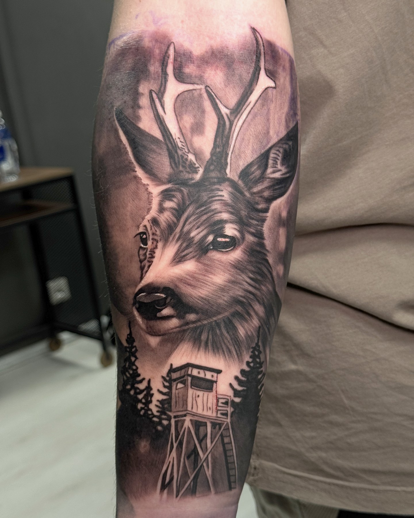Cerb cu foișor de vânătoare, tatuaj black and grey de Vlad Shulea la Ace Tattoo București