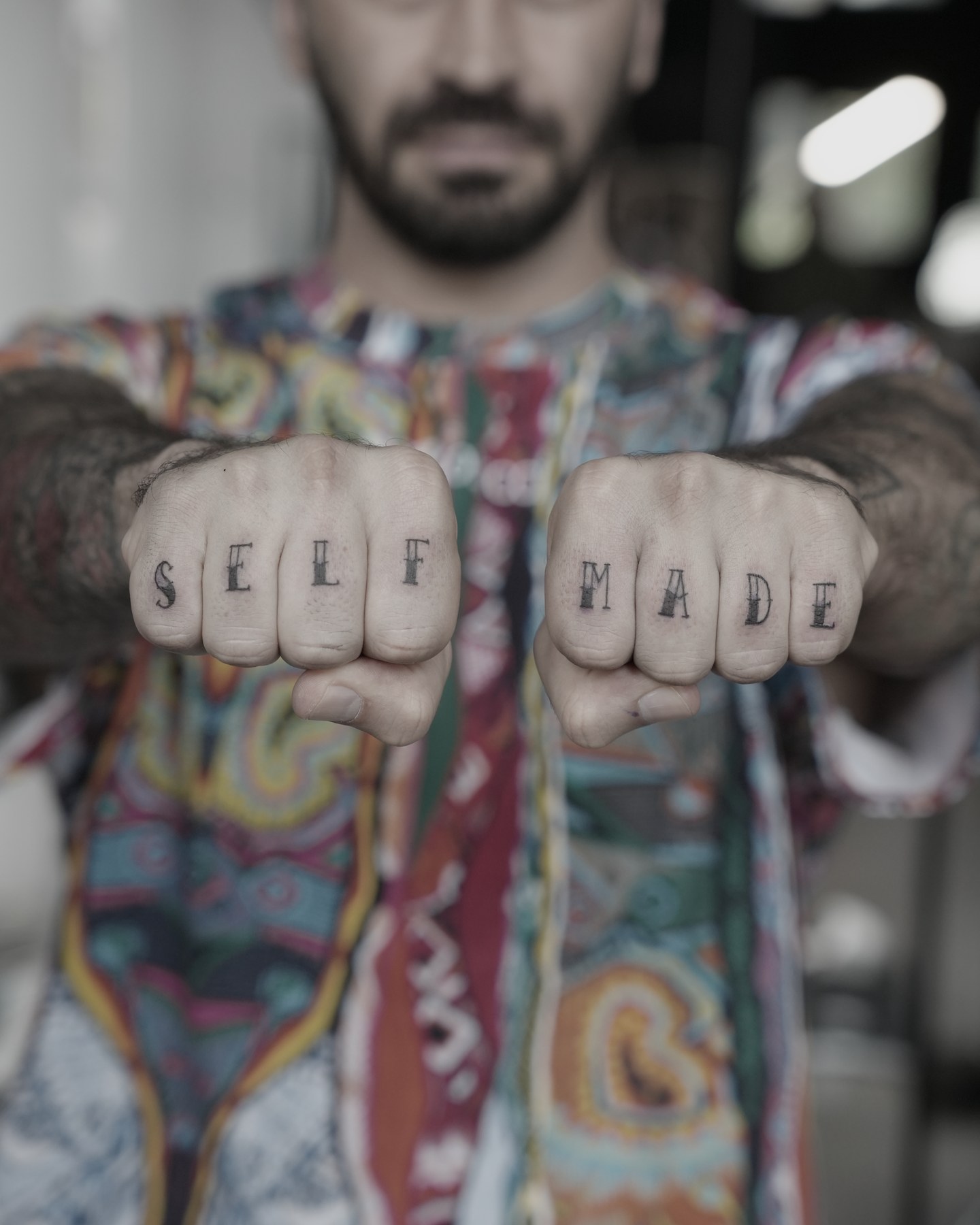 Lettering «SELF MADE» pe degete, tatuaj lettering la Ace Tattoo București