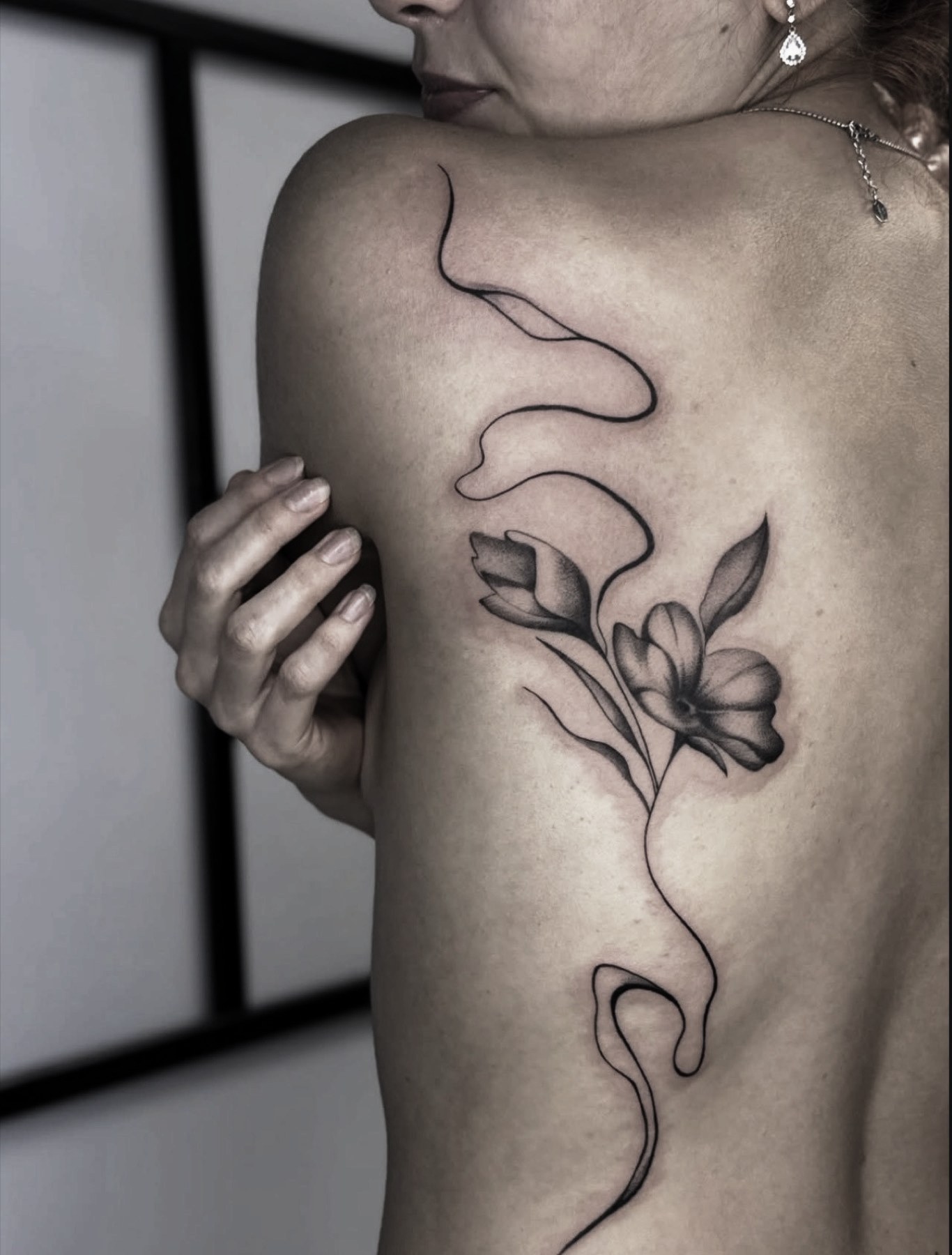 Tatuaj fine line floral pe spate, Andreea, Ace Tattoo București