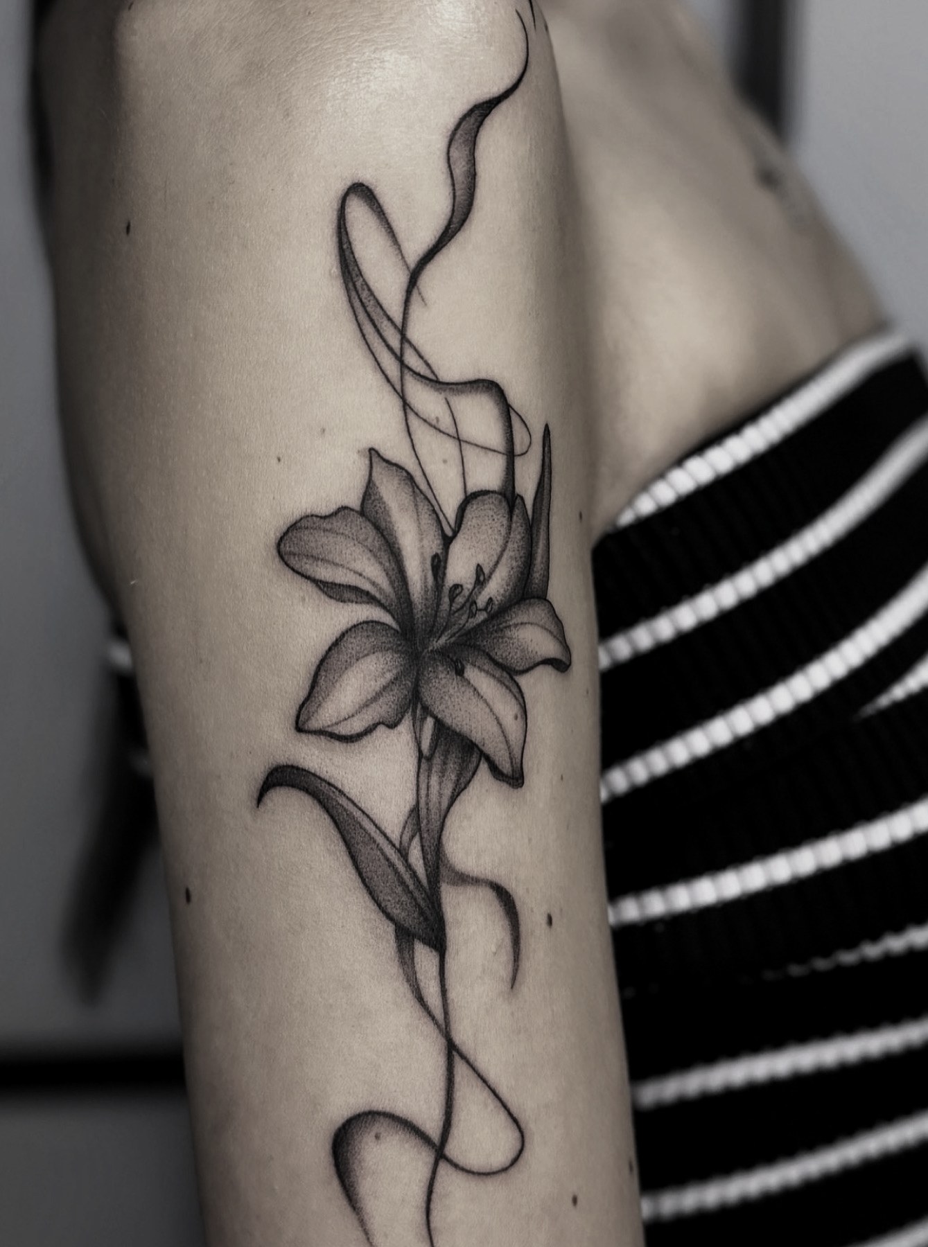 Tatuaj fine line cu crini pe braț, Andreea, Ace Tattoo București