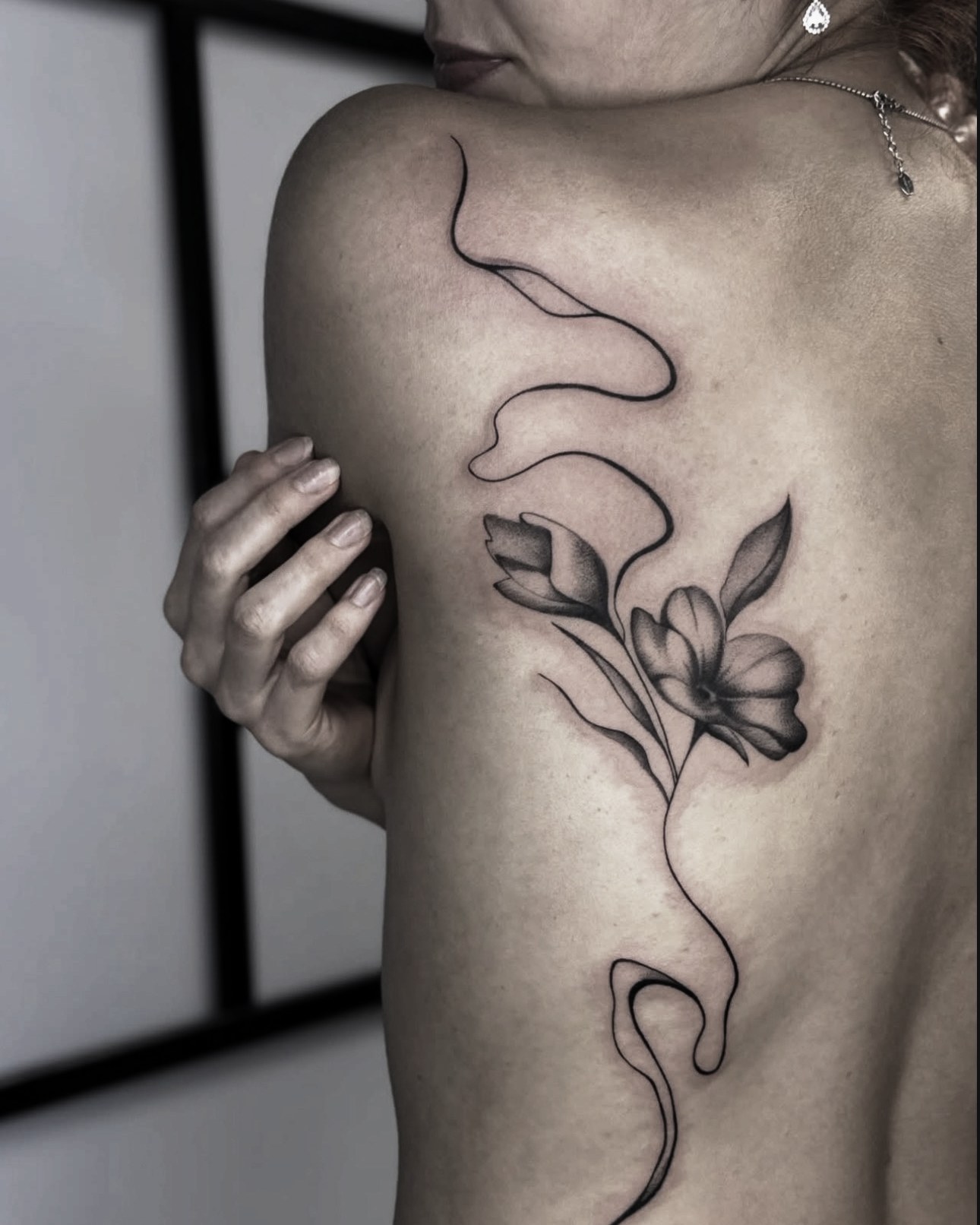 Tatuaj fine line realizat de Andreea la Ace Tattoo București