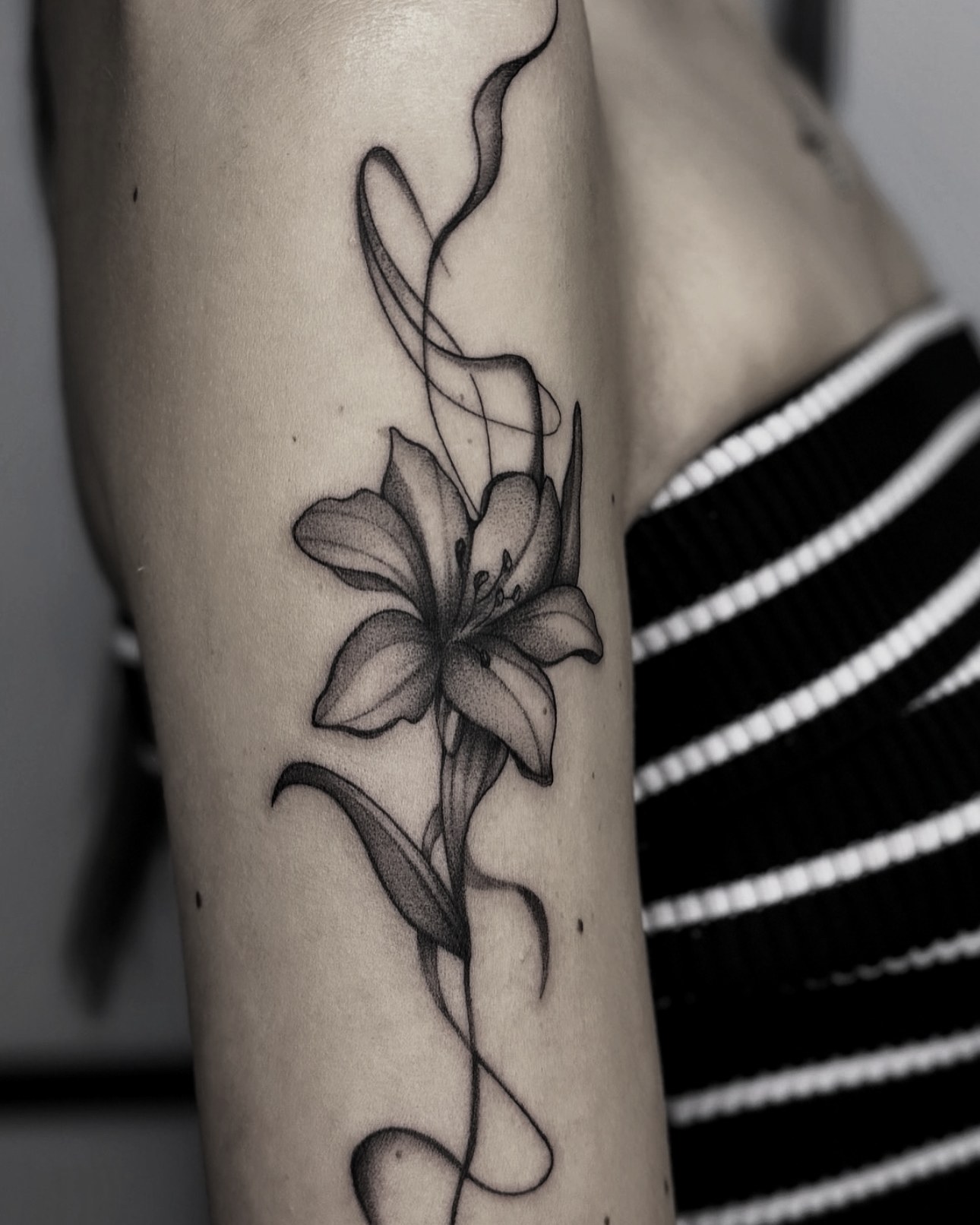 Tatuaj fine line realizat de Andreea la Ace Tattoo București