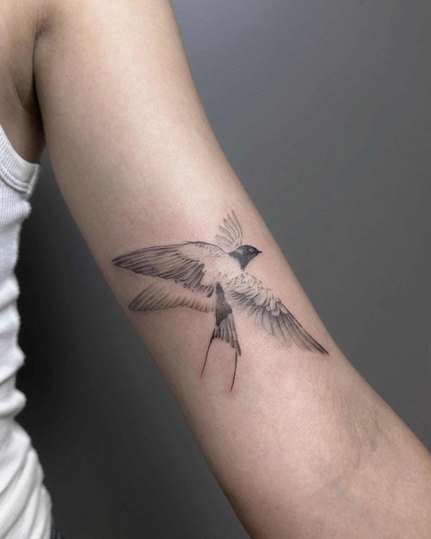 Tatuaj fine line realizat de Andreea la Ace Tattoo București
