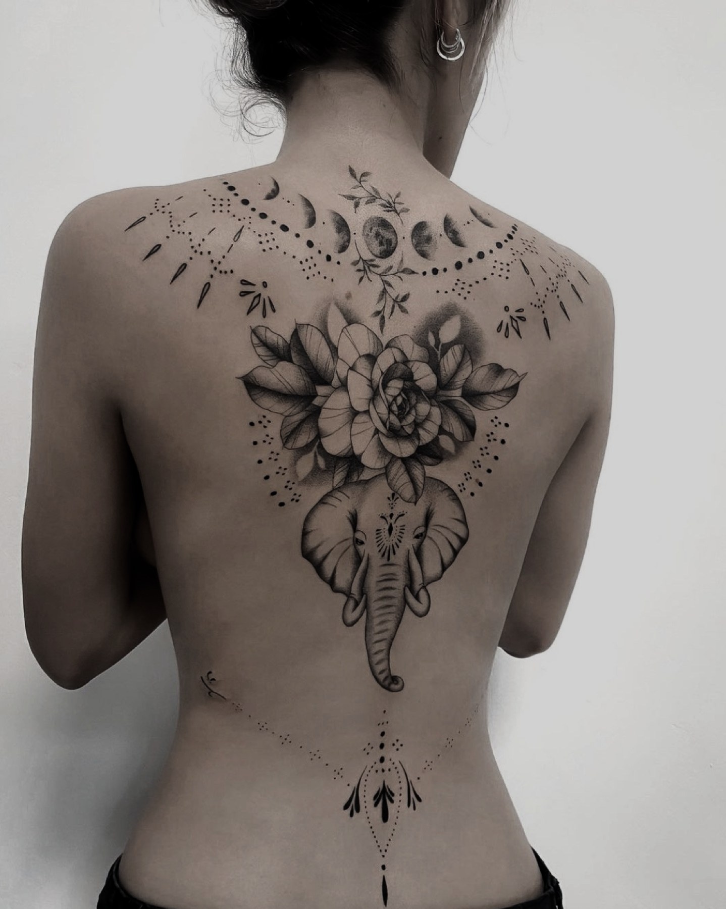 Elefant cu floare și faze lunare, tatuaj fine line de Rox la Ace Tattoo București