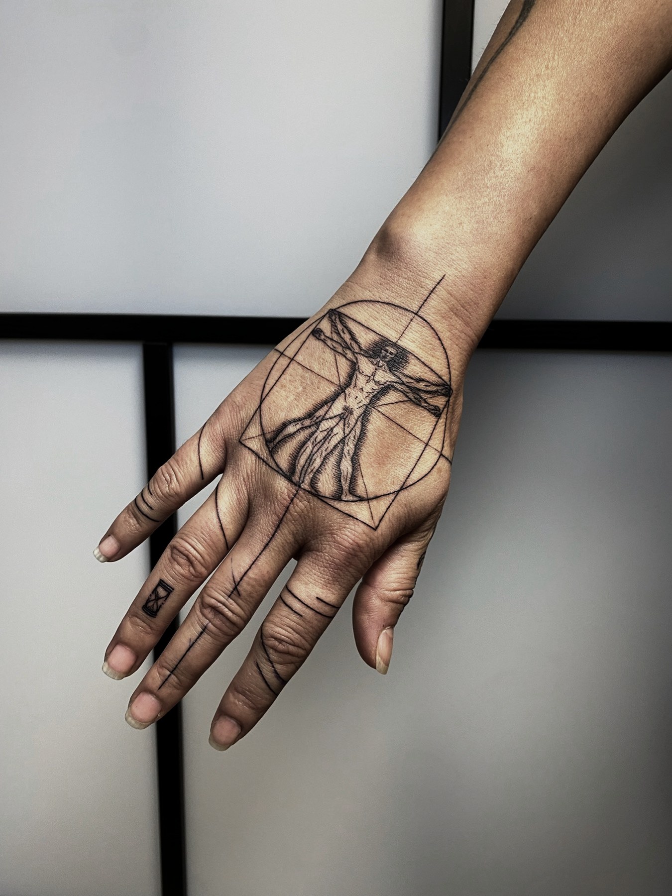 Tatuaj tatuaje fine line realizat de Rox la Ace Tattoo Bucuresti