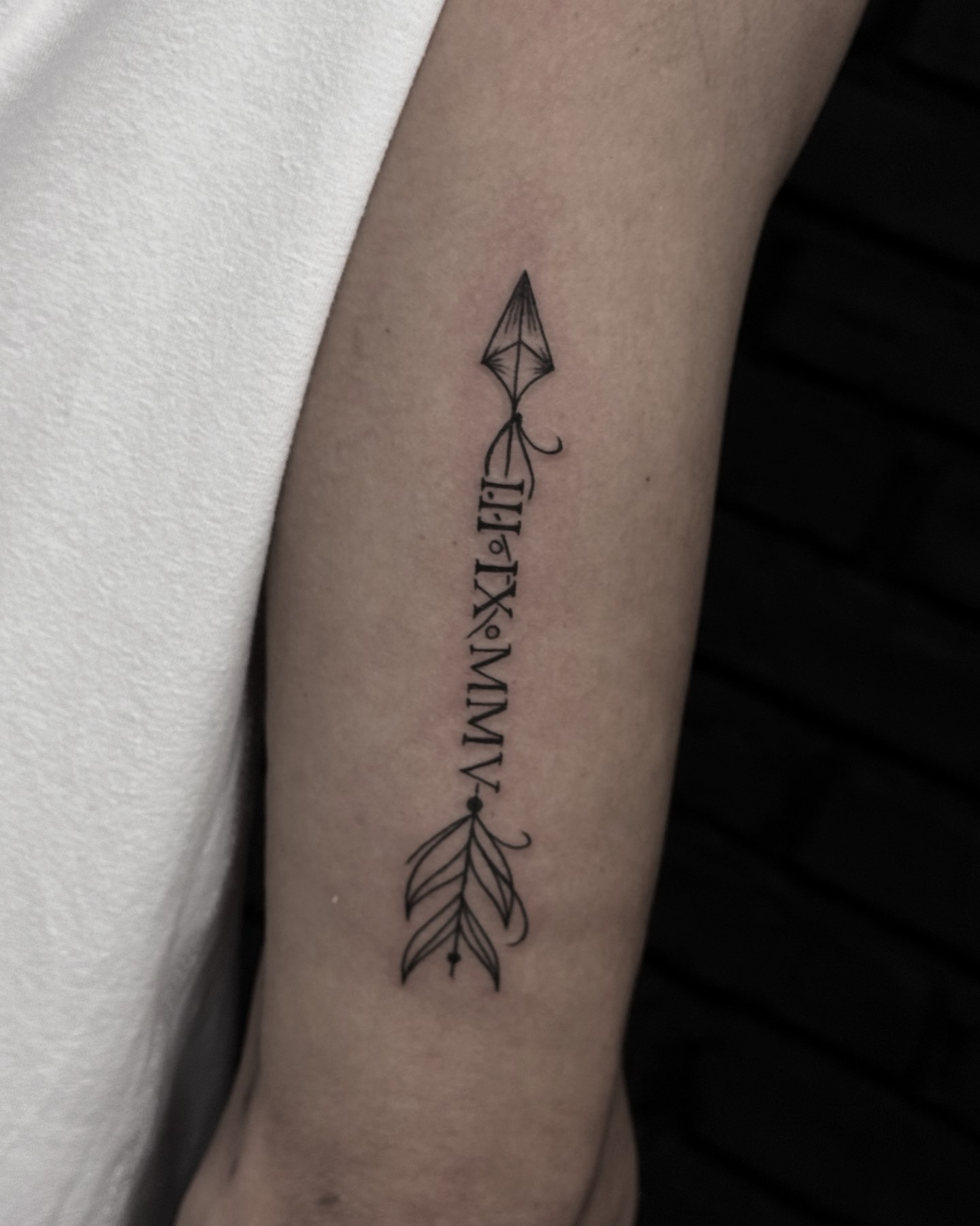 Tatuaj fine line realizat de Vlad Shulea la Ace Tattoo București